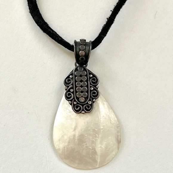 vintage • white marble stone pendant with engraved details on suede necklace - Picture 4 of 13